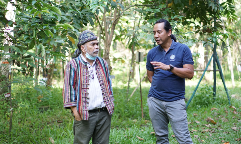 Dr Jayson Ibanez with Obu Manuvu elder Lipatuan Joel Unad